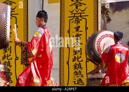 Taiko-Trommler aus Taiwan auf Taiko Trommeln / Wadaiko-Trommeln auf taiwanesische Kulturfestival, Vancouver, Britisch-Kolumbien, Kanada Stockfoto