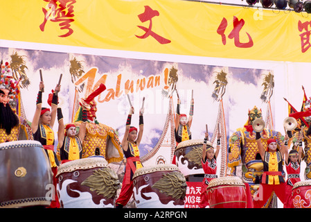 Taiko-Trommler aus Taiwan auf Taiko Trommeln / Wadaiko-Trommeln auf taiwanesische Kulturfestival, Vancouver, Britisch-Kolumbien, Kanada Stockfoto