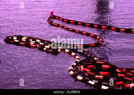 Öl zu verschütten Ölsperre für Marine Pollution Control, schwimmend auf Standby im Pazifischen Ozean Stockfoto