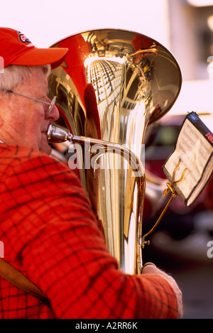 Ein Senior-Mann eine Tuba in einer Band spielen Stockfoto