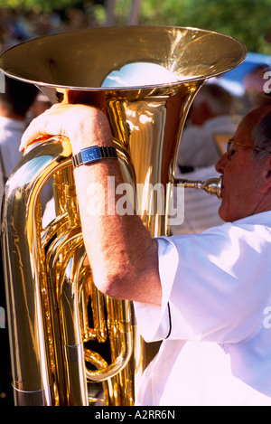 Ein Senior-Mann eine Tuba in einer Band spielen Stockfoto