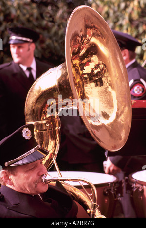 Ein Senior-Mann ein Sousaphon oder Tuba in einer Band spielen Stockfoto