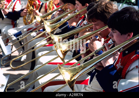 Young Boys in einer Marching Band sitzen und Posaunen spielen Stockfoto