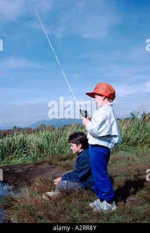 Zwei Young Boys Angeln im Forellensee"bei John Hendry Park in Vancouver British Columbia Kanada Stockfoto
