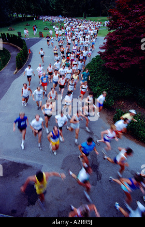Marathonläufer laufen durch den Stanley Park in Vancouver International Marathon Vancouver British Columbia Kanada Stockfoto