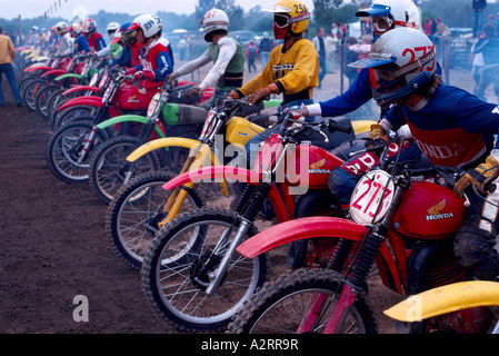 Motocross-Fahrer und Motorräder an der Startlinie ein Motocross-Rennen Stockfoto