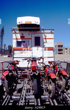 RV Camper Pick-up Ruderboot auf Dach tragen und ziehen Anhänger geladen mit Motocross Dirt Bikes Stockfoto