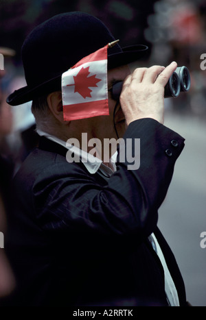 Ein stolzer patriotische kanadische Mann feiert Kanada Day Celebration - Blick durch ein Fernglas mit Flagge in Melone stecken Stockfoto