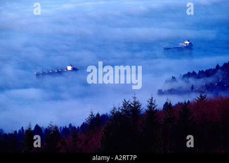 Zwei Frachter im Nebel in English Bay in der Nähe von der City of Vancouver Hafen British Columbia Kanada Stockfoto