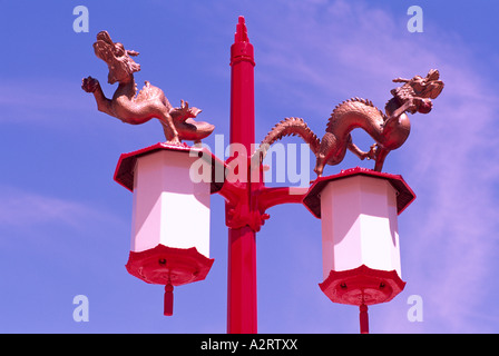 Chinesische Drachen Skulptur über Straßenbeleuchtung auf einem Lichtmast in Chinatown, Vancouver, BC, Britisch-Kolumbien, Kanada Stockfoto