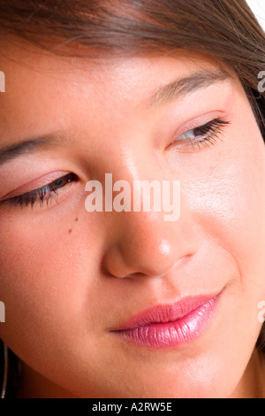 Faceshot von jungen asiatischen Modell links von ihr schauen und Lächeln Stockfoto