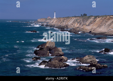 Historischen Point Arena Leuchtturm an der Felsenküste, Point Arena, Kalifornien, USA Stockfoto