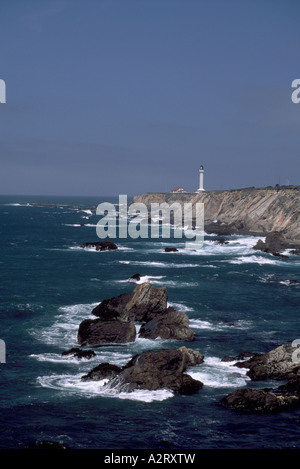 Historischen Point Arena Leuchtturm an der Felsenküste, Point Arena, Kalifornien, USA Stockfoto