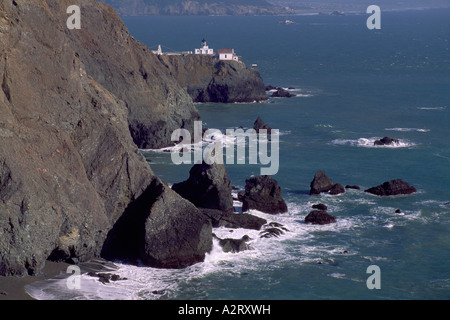 Historischen Point Arena Leuchtturm an der Felsenküste, Point Arena, Kalifornien, USA Stockfoto