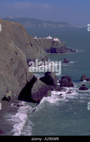 Historischen Point Arena Leuchtturm an der Felsenküste, Point Arena, Kalifornien, USA Stockfoto