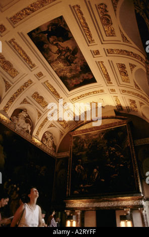 Amsterdam Tourist bewundern das Kunstwerk an Decke im Royal Palast Amsterdam Stockfoto