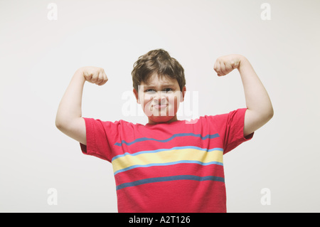 Ein kleiner Junge seine Muskeln Stockfoto