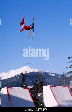 Ein Skifahrer im Wettbewerb mit einem Free-Style Ski Wettbewerb am Blackcomb Mountain Whistler, British Columbia Kanada Stockfoto