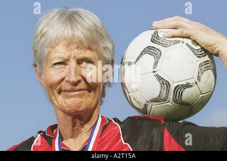 Eine ältere weibliche Fußball-Spieler Stockfoto