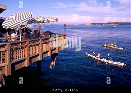 Port Townsend, Washington State, WA, USA - Outdoor-Cafe / Restaurant am Meer Waterfront, Kanuten, Paddeln im Hafen von Kajaks Stockfoto