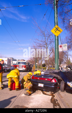 Polizei untersucht tödlichen Auto Crash Verkehr Unfall Szene der Beschleunigung Jugendfahrer in Pole Vancouver British Columbia Kanada Stockfoto