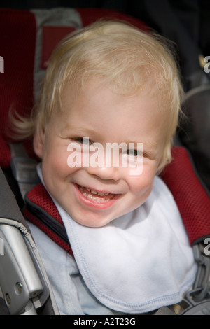 Achtzehn Monate altes Baby / Kleinkind lächelnde junge. Stockfoto