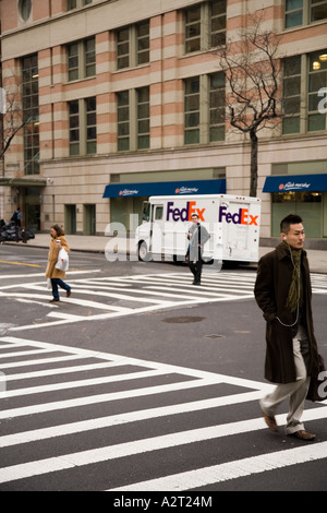 Fußgänger die Straße überqueren. Upper West Side New York City USA Stockfoto