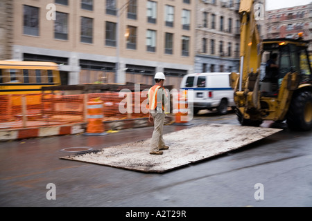 Bauarbeiter reitet auf Metallplatte New York USA Stockfoto