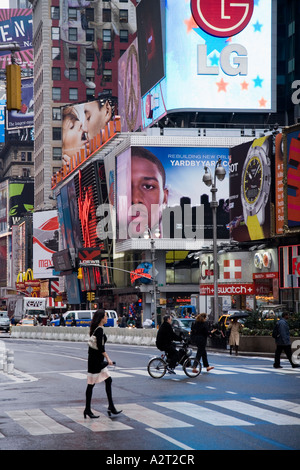 Fußgängerzone Zebrastreifen mit Plakatwände auf dem Bertelsmann-Gebäude. Times Square New York City USA Stockfoto