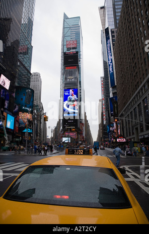 Gelbes Taxi am Times Square. New York City. USA Stockfoto