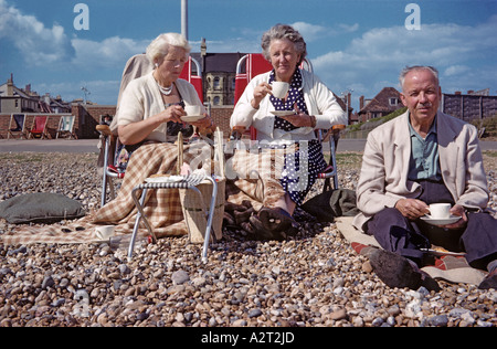 "Rentner mit Tee am Strand, ca. ^ 1964, Hove, Sussex" Stockfoto