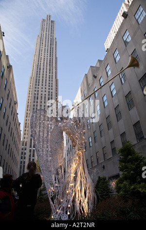 Weihnachten Agel und anderen Weihnachtsschmuck am Rockefeller Center. New York City USA Stockfoto