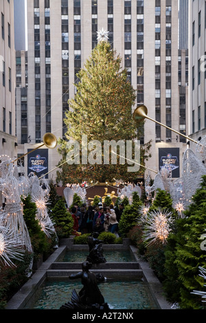 Weihnachtsbaum und anderen Weihnachtsschmuck am Rockefeller Center. New York City USA Stockfoto