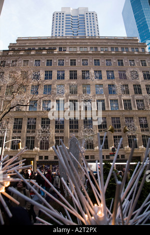 Rockefeller Center Weihnachtsschmuck und Kaufhaus Saks Fifth Avenue im Hintergrund. New York City, USA. Stockfoto