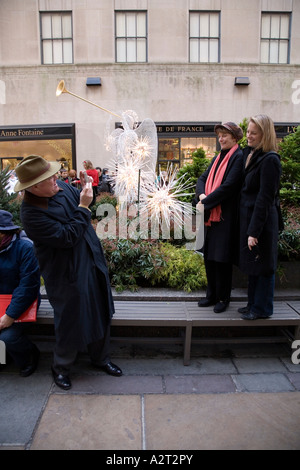 Besucher fotografiert mit Weihnachtsschmuck am Rockefeller Center. New York City USA Stockfoto