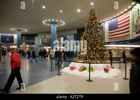 Penn Bahnhofshalle / ticket Hall mit Weihnachtsschmuck. New York City USA Stockfoto