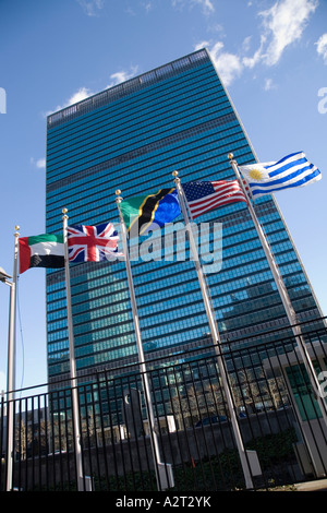 Gebäude der Vereinten Nationen mit Abgeordneten kennzeichnet New York City USA Stockfoto