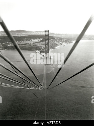 Kabel erstrecken sich zwischen den Türmen der Golden Gate Bridge. Stockfoto