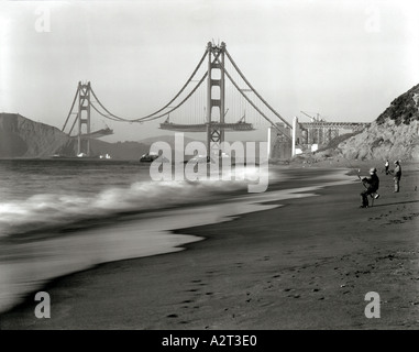 Brandungsangeln Sie in den Pazifischen Ozean durch die Golden Gate Bridge Stockfoto