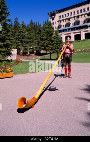 Ein Alphorn-Spieler beim Lake Louise im Banff Nationalpark in den kanadischen Rocky Mountains Alberta Kanada Stockfoto