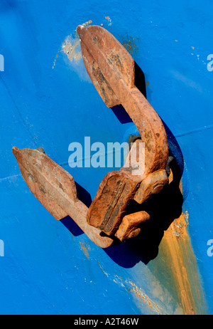 Rostigen Anker am Bug eines Schiffes Stockfoto