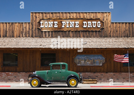 Antike Ford "Modell A" Coupé und amerikanische Flagge vor Lone Pine Drogerie, Lone Pine, Inyo County, Kalifornien, USA Stockfoto