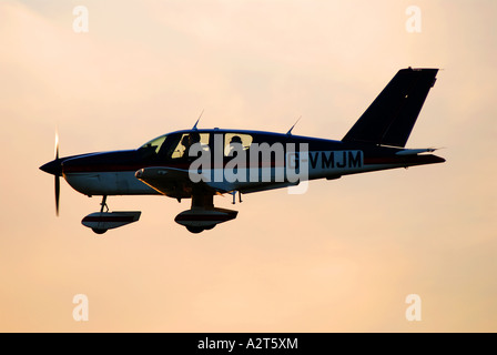 SOCATA TB10 Tobago Flugzeug landet auf dem Flugplatz Wellesbourne, Warwickshire, UK Stockfoto