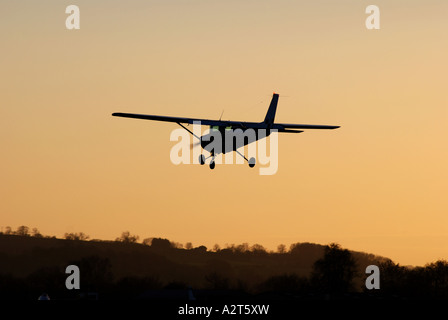 Cessna 152 Flugzeuge landen am Wellesbourne Flugplatz, Warwickshire, England, UK Stockfoto