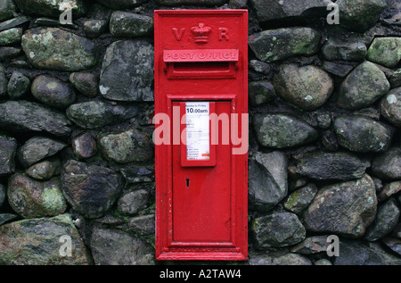Ein Briefkasten in einer Steinmauer, tiefste, Cumbria, UK, 2005. Stockfoto