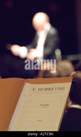 Der verstorbene italienische Filmkomponist Ennio Morricone (1928-2020) im Konzert, Hammersmith Apollo, London, Großbritannien. Dezember 2006. Stockfoto