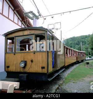 LA RHUNE ZAHNRADBAHN VINTAGE HOLZZUG GEBAUT 1914 STATION BASKENLAND FRANKREICH EUROPA Stockfoto