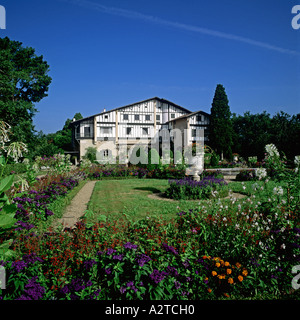 VILLA ARNAGA UND GARTEN EDMOND ROSTAND ANWESEN CAMBO-LES-BAINS PYRENÄEN ATLANTIQUES BASKENLAND FRANKREICH EUROPA Stockfoto