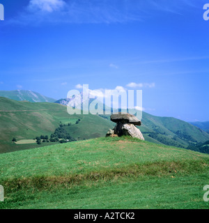 GAZTENIA DOLMEN MENDIVE UND PYRENÄEN BASKENLAND FRANKREICH EUROPA Stockfoto