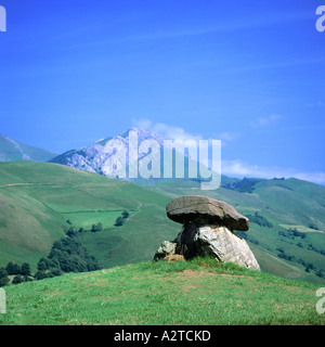 GAZTENIA DOLMEN MENDIVE UND PYRENÄEN BASKENLAND FRANKREICH EUROPA Stockfoto